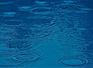 Na co ma wpływ utrzymywanie w niewłaściwym stanie technicznym tłumików układu wydechowego w pojeździe wyposażonym w pneumatyczny układ hamulcowy?