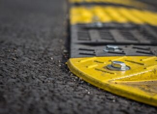 Kiedy kierowca autobusu powinien wykorzystywać retarder do zmniejszania prędkości?