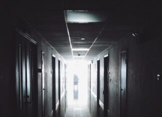 Czy holuje się na awaryjnych?